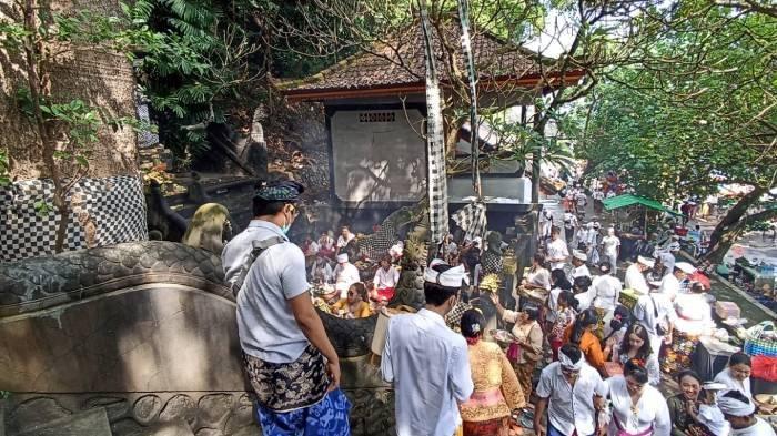 Aktivitas ibadah umat Hindu di Pura Batu Bolong, Senggigi, Lombok Barat.