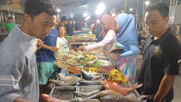 Aktivitas tawar-menawar antara pedagang dan wisatawan di pasar malam Gili Trawangan, Kamis (5/5/2022).