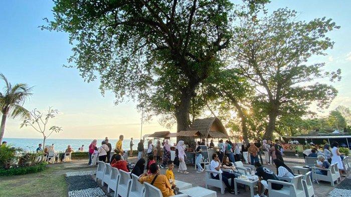 Hotel Aruna Senggigi kembali memanjakan pecinta kuliner dengan meluncurkan Angkringan Aruna.  Aruna menawarkan pengalaman bersantap di hotel dengan suasana tepi pantai dan harga terjangkau mulai dari Rp 10.000 nett.