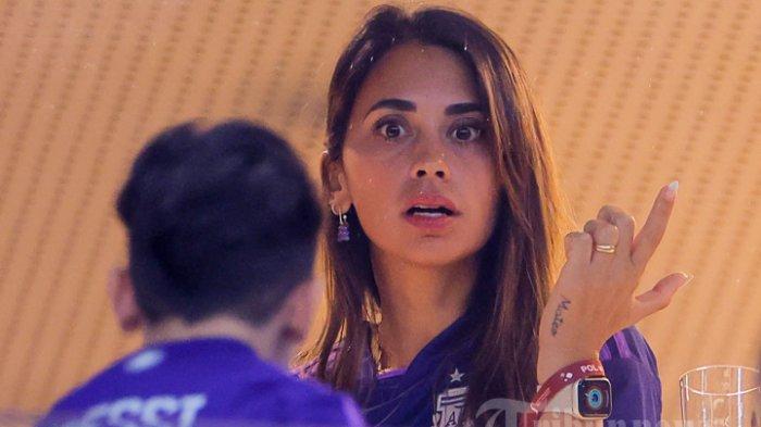Istri penyerang Argentina, Lionel Messi, Antonela Roccuzzo berbicara dengan putranya saat dia menunggu dimulainya pertandingan sepak bola Grup C Piala Dunia 2022 Qatar antara Polandia dan Argentina di Stadion 974 di Doha pada 30 November 2022.