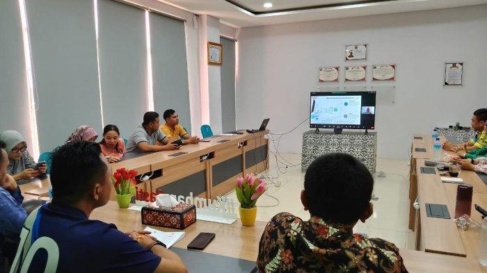 Para perancang Peraturan Perundang-undangan pada Divisi Pelayanan Hukum dan HAM Kanwil Kemenkumham NTB mengikuti sosialiasi aplikasi DISPAKATI secara daring pada Jumat (3/11/2023).