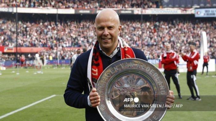 Pelatih Feyenoord Arne Slot merayakan dengan trofi juara setelah memenangkan pertandingan sepak bola Eredivisie Belanda antara Feyenoord dan Go Ahead Eagles (Deventer) dan kejuaraan nasional di Stadium De Kuip di Rotterdam pada 14 Mei 2023.