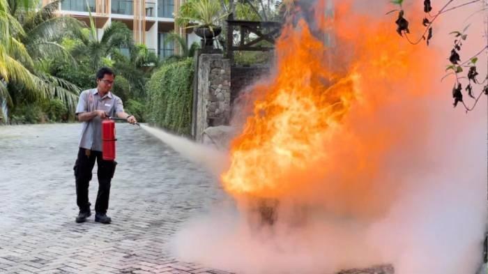 Manajemen Hotel Aruna Senggigi Resort & Convention mengadakan pelatihan tanggap darurat dan bencana kebakaran untuk menjamin keamanan dan kenyamanan pengunjung.