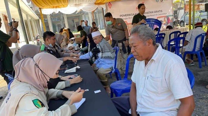 Aruna Senggigi Resort & Convention mengadakan pemeriksaan kesehatan gratis di Desa Senggigi, Lombok Barat, Selasa  (25/7/2023).