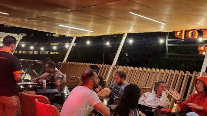 Menyediakan area indoor dan outdoor, Aruna Rooftop Bar buka setiap hari mulai pukul 11.00 WITA hingga 23.00 WITA.