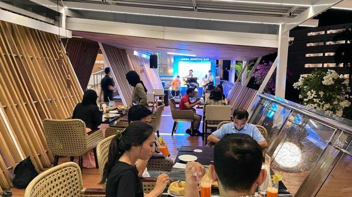 Mau nongkrong di Rooftop Bar dengan harga terjangkau? Aruna Rooftop Bar bisa menjadi pilihan Anda