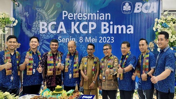 Komisaris Independen BCA Cyrillus Harinowo (keempat
kiri), Kepala BCA Kantor Wilayah IV Makassar Tan Widy Tarmizi (ketiga kanan), Kepala BCA KCU
Cakranegara Indrawanto Sahama (kedua kiri), Kepala BCA KCP Bima M. Prasetya Wirabuana
(kanan) dalam seremoni potong tumpeng menandai Peresmian BCA KCP Bima, pada Senin
(8/5). KCP Bima sebagai kantor cabang
pertama BCA di pulau Sumbawa terus menunjukan konsistensi BCA dalam memberikan
pelayanan keuangan terbaik bagi nasabah di seluruh Indonesia.