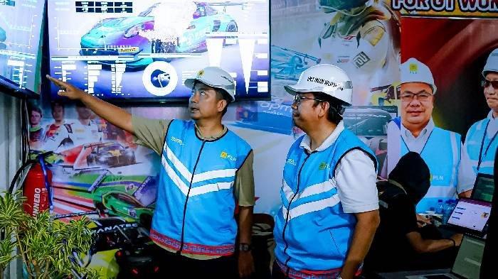MONITOR - Tim PLN UIW NTB memonitor kondisi kelistrikan saat Race 2 GT World Challenge Asia 2025, berlangsung di Pertamina Mandalika International Circuit, Minggu (11/5/2025).