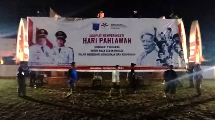 Pemkot Mataram memasang baliho Hari Pahlawan bergambar TGKH Muhammad Zainuddin Abdul Majid, di Lapangan Sangkareang, Kamis (9/11/2023) malam.
