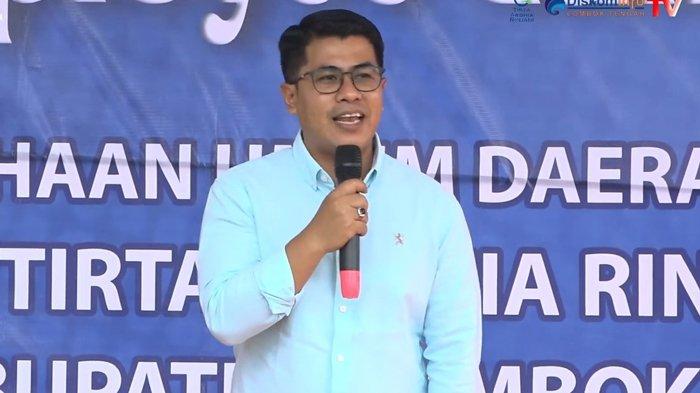 Direktur Perumdam Tiara Lombok Tengah, Bambang Supratomo saat menyampaikan sambutan dalam tasyakuran peringatan hari ulang tahun (HUT) ke-32 di Desa Aik Berik, Kecamatan Batukliang Utara, Sabtu (25/11/2023).