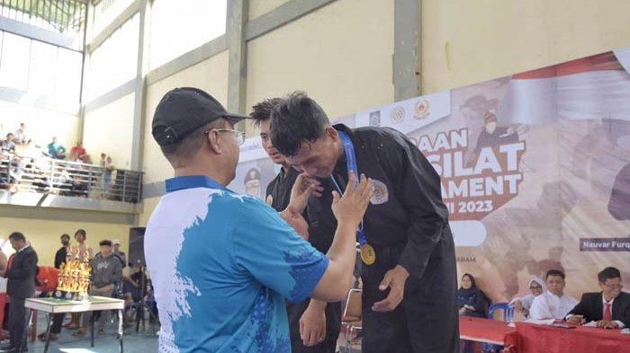 Gubernur NTB Dr Zulkieflimansyah mengalungkan medali kepada pemenang dalam Kejuaran Pencak Silat Open Tournament Gubernur NTB  Cup II di padepokan GOR Turida Mataram, Minggu (30/7/2023).