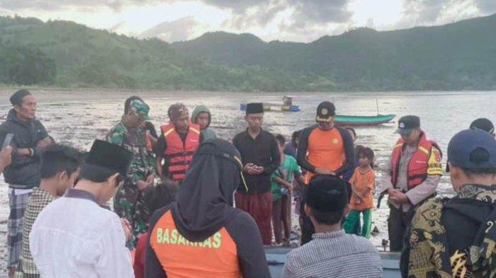 Tim SAR gabungan yang mencari Saefudin dan Muslimin di Pantai Orong Bukal, Desa Buwun Mas, Kecamatan Sekotong, Lombok Barat, Minggu (23/7/2023). Keduanya hilang terseret ombak sejak Sabtu (22/7/2023).