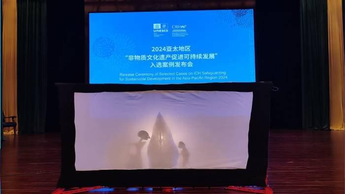 Pementasan wayang Sasak di gedung Akademi Seni Nasional Beijing, pada 25 November 2024.