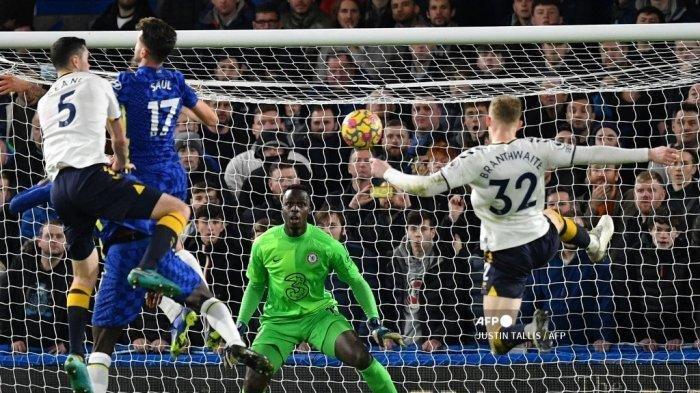 Bek Everton Inggris Jarrad Branthwaite (kanan) menembak untuk mencetak gol pertama mereka melewati kiper Senegal kelahiran Prancis Chelsea Edouard Mendy (tengah) selama pertandingan sepak bola Liga Premier Inggris antara Chelsea dan Everton di Stamford Bridge di London pada 16 Desember 2021.