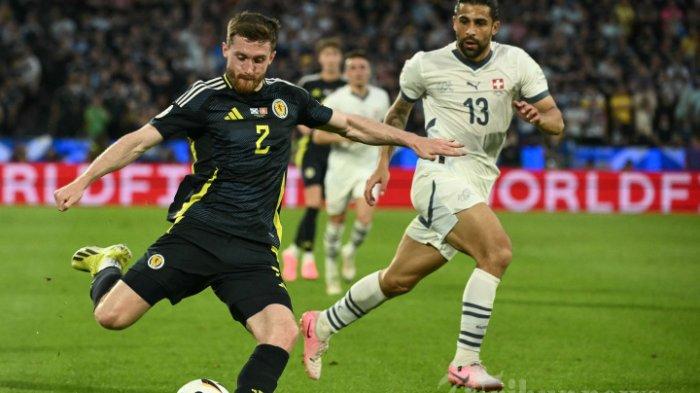 Bek Skotlandia #02 Anthony Ralston melakukan umpan silang pada pertandingan sepak bola Grup A UEFA Euro 2024 antara Skotlandia dan Swiss di Stadion Cologne di Cologne pada 19 Juni 2024.