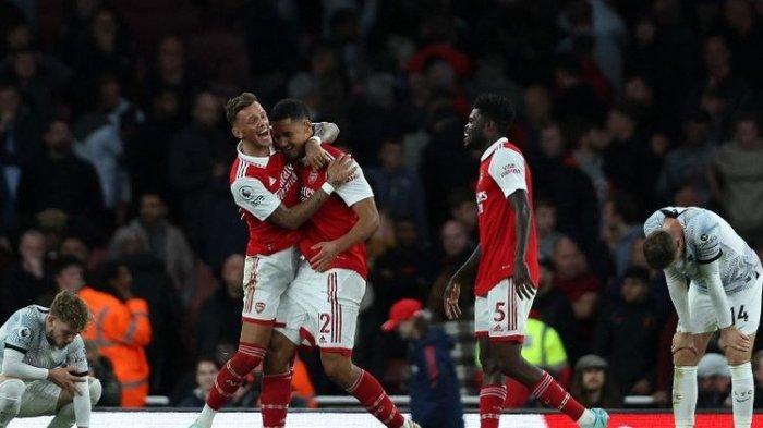Bek Arsenal, Ben White (paling kiri), memeluk William Saliba saat merayakan kemenangan atas Liverpool pada lanjutan Liga Inggris 2022-2023 di Stadion Emirates, London, pada 9 Oktober 2022.  Saliba dipastikan absen pada laga Man City vs Arsenal tengah pekan ini.