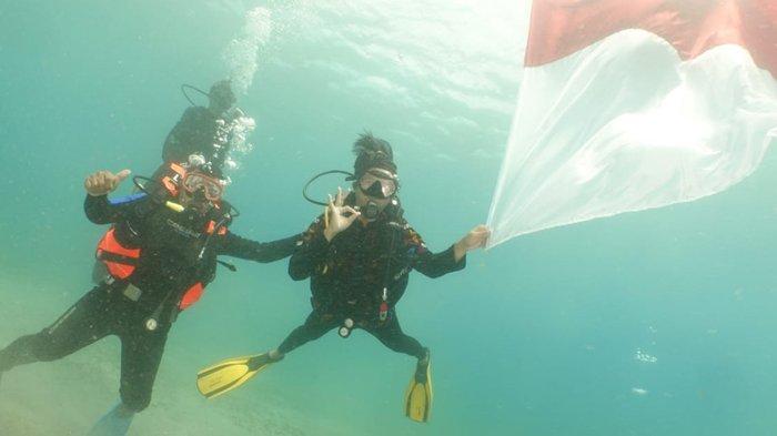 Pengibaran bendera Merah Putih di dasar laut Pandanan, Kabupaten Lombok Utara, Selasa (16/8/2022).