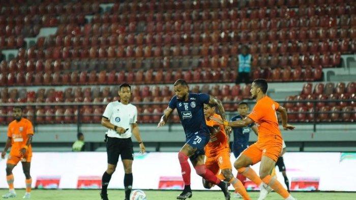 Pemain Arema FC dan Borneo FC memperebutkan bola di Stadion Kapten I Wayan Dipta, Gianyar, Bali, 6 Oktober 2023. Borneo menang 1-0.