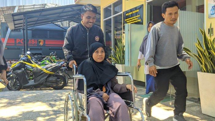 Budi Hartini menggunakan kursi roda saat menjalani pemeriksaan di Ditkrimum Polda NTB di Mataram, Senin (25/9/2023).