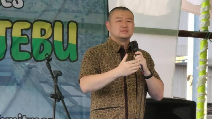 Direktur PT SMS Sentosa Setiawan menyampaikan sambutan di acara Buka Giling di Kecamatan Pekat, Kabupaten Dompu, Kamis, 20 Juni, 2024.
