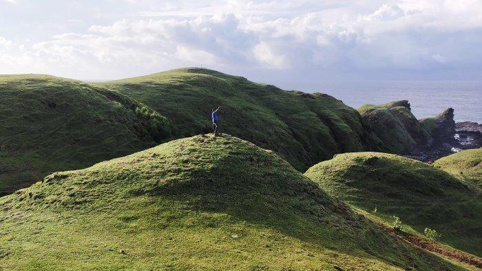 Wisatawan lokal menikmati suasana pagi di Bukit Merese, Kabupaten Lombok Tengah, 23 Januari 2022. Bukit Merese merupakan salah satu objek wisata Lombok yang sedang hits.