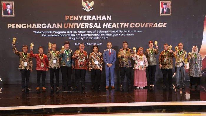 Bupati Lombok Tengah Lalu Pathul Bahri didampingi Kepala dinas kesehatan Suardi menerima UHC Award di Jakarta belum lama ini.