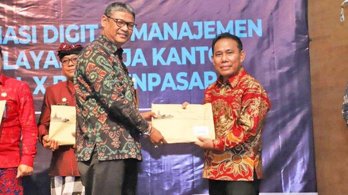 Bupati Sumbawa Barat, Dr. Ir. H. W. Musyafirin, MM menerima penghargaan sebagai peringkat 1 dalam ajang BKN Award 2022.