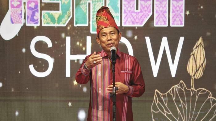 Bupati Sumbawa Barat HW Musyafirin membuka Fashion Week dan Fashion Show yang digelar Dekranasda KSB, di Gedung Hanipati, pada ada hari Sabtu (9/12/2023).