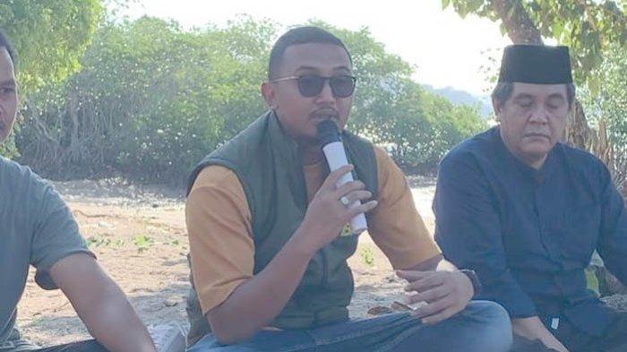 Busfi Arusagara (tengah).