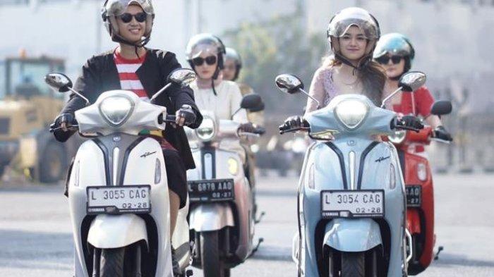 Anak muda memanfaatkan hari kemerdekaan RI dengan keliling Kota Surabaya menggunakan motor Classy Yamaha yaitu Yamaha Fazzio Hybrid-Connected dan Yamaha Grand Filano Hybrid-Connected pada hari Minggu, 20 Agustus 2023. Mereka mengunjungi spot bersejarah di kota pahlawan itu.