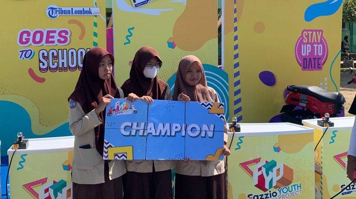 Para pemenang lomba cerdas cermat Yamaha Ranking di 1 SMAN 1 Labuapi, Jumat (15/9/2023). Ketiganya adalah Miranti, Dinda, dan Junika.