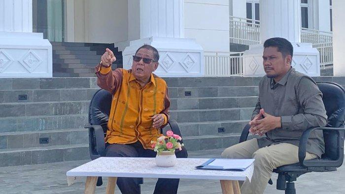 Bupati KLU, H Djohan Djamsu (kiri) bersama Redaktur TribunLombok.com, Sirtu Pillaili (kanan) saat menceritakan proses pemekaran KLU, bertempat di Halaman Kantor Bupati KLU, Rabu (17/1/2024).