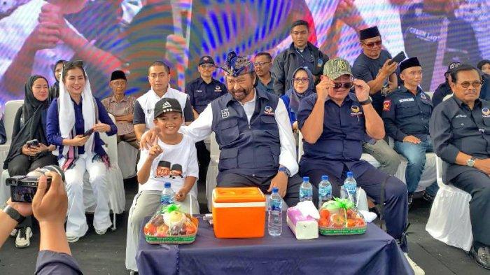 Momen Rezal bocah umur 9 tahun asal masbagik yang yang mengidolakan Anies Baswedan saat berpoto bersama Surya Paloh pada acara kampanye di Masbagik Lombok Timur, Senin (22/1/2024).