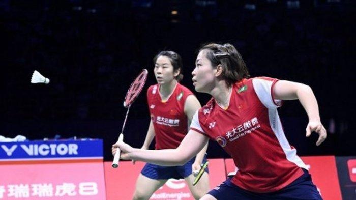 Ganda putri China, Chen Qing Chen/Jia Yi Fan, bertanding melawan pasangan Jepang, Yuki Fukushima/Sayaka Hirota di semifinal Piala Sudirman di Suzhou Olympic Sports Centre, China, pada Sabtu (20/5/2023).