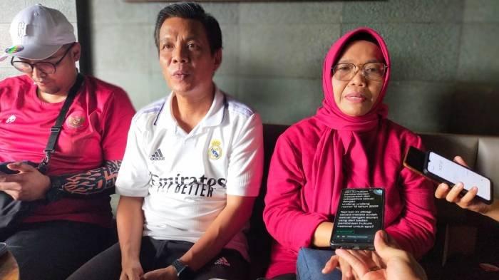 Dari kanan ke kiri; Puri Adriatik Chasanova (Kabid Bidang Hukum Kemenkumham NTB), Anton Edward Wardana (Kepala Divisi Administrasi  Kemenkumham NTB), dan Febri Nurdian Satriatama (Kabag Program dan Humas Kanwil Kemenkumham NTB), saat memberikan keterangan pers, di Upnormal Coffee Mataram, Rabu (17/4/2024).