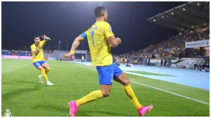 Momen Alex Telles (kiri) bergaya bak fotografer saat Cristiano Ronaldo melakukan selebrasi Siu setelah mencetak gol kemenangan 1-0 Al Nassr atas klub asal Irak, Al Shorta, dalam babak semifinal Arab Club Champions Cup pada Rabu (9/8/2023) kemarin.