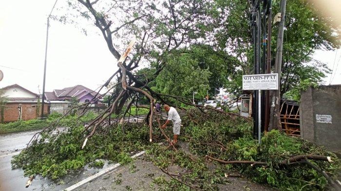 Cuaca Ekstrem Rusak Rumah Warga Lombok Barat