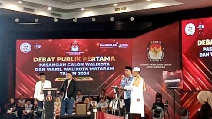Pasangan QAUR (kiri) bersama pasangan HARUM, dalam sesi debat perdana Pilkada Kota Mataram, di Hotel Lombok Raya, Rabu (16/10/2024).