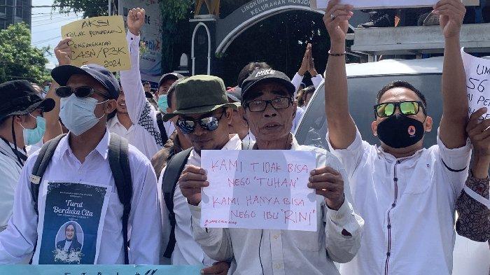 DEMO PPPK - Ribuan CPPPK di Lombok Gruduk gedung DPRD NTB, tolak SE penundaan pengangkatan PPPK, Senin (10/3/2025). Ribuan CPPPK ini berasal dari formasi berbeda, baik PPPK Teknis, Guru, Nakes, dan Tenaga Administrasi se-Lombok.