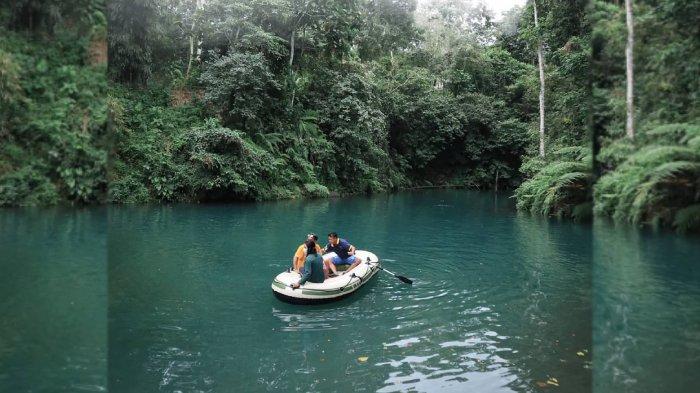 Sejumlah wisatawan menikmati objek wisata Lombok Danau Biru dengan naik perahu karet.