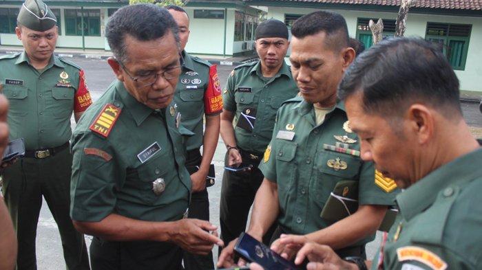 Komandan Kodim (Dandim) 1620 Lombok Tengah Letkol Kav Andi Yusuf Kertanegara  sidak ponsel anggotanya, Kamis (9/11/2023).