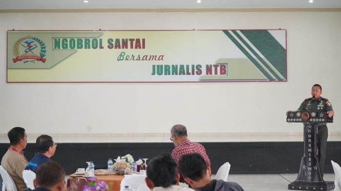 Danrem 162/Wira Bhakti Brigjen TNI Agus Bhakti bicara dalam pertemyan dengan para jurnalis dan pemimpin media massa  di Aula Sudirman, Markas Korem 162/WB, Kamis (31/8/2023).