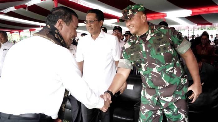 Danrem 162/WB Brigjen TNI Agus Bhakti (kanan) menyalami Menteri Pertanian RI Andi Amran Sulaiman dalam kunjungan kerja di NTB, Kamis (25/1/2024).