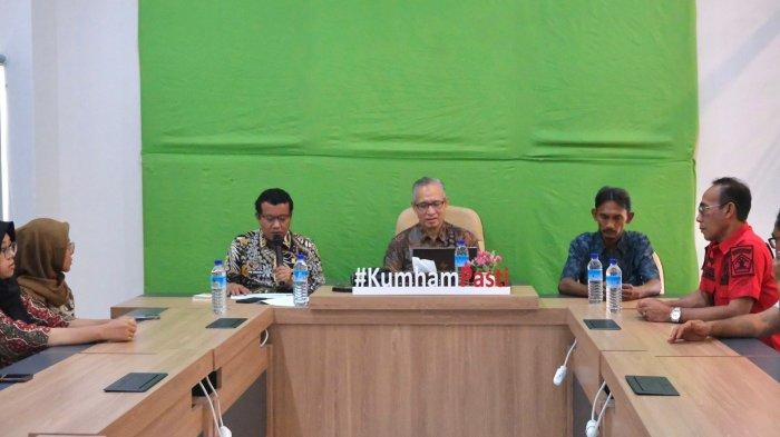 Direktur Fasilitasi dan Informasi HAM Direktorat Jenderal HAM, Darsyad berkunjung ke Kanwil Kemenkumham NTB, Kamis (30/11/2023). Kunjungan Darsyad dalam rangka monitoring dan evaluasi pelaporan kegiatan HAM di lingkungan Kantor Wilayah Kemenkumham NTB.