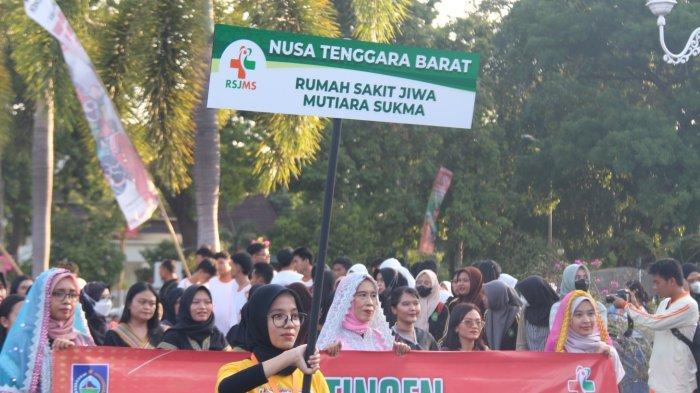 Sebanyak 20 kontingen Rumah Sakit Jiwa dan Rumah Sakit Ketergantungan Obat dari berbagai provinsi di Indonesia ikut defile pada pembukaan Porkesremen di lapangan Bumi Gora Mataram, Senin 2 Oktober 2023.