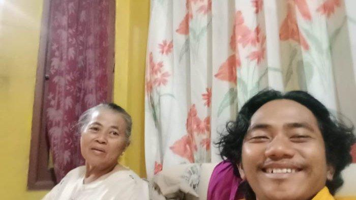 Deni Iskandar bersama ibunya Iyot.