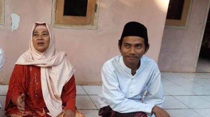 Deni Iskandar bersama ibunya Iyot.