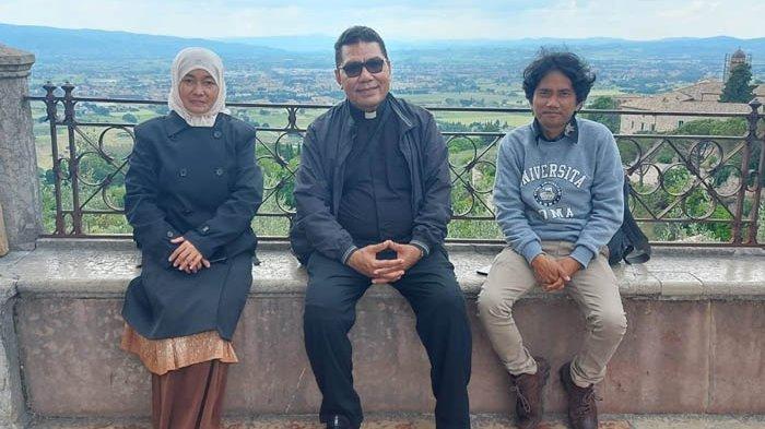 Rm Markus Solo Kewuta SVD (tengah) berfoto bersama di Roma dengan penerima beasiswa dari Yayasan Nostra Aetate, Deni Iskandar (Indonesia) dan Raheema Tahir-Jayari dari Mindanau, Filipina.