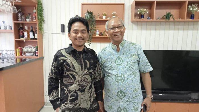 Sekembali dari Roma Deni Iskandar (kiri) bertemuUskup Bogor, Mgr Paskalis Bruno, OFM.
