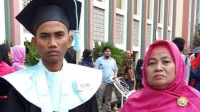 Deni Iskandar bersama ibunya Iyot saat wisuda.